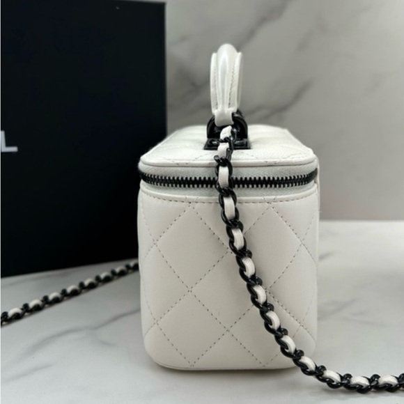 RARE❤️‍🔥NEW🖤🤍 CHANEL Trendy CC
Lambskin Quilted Mini Top Handle Vanity Bag - Picture 5 of 14